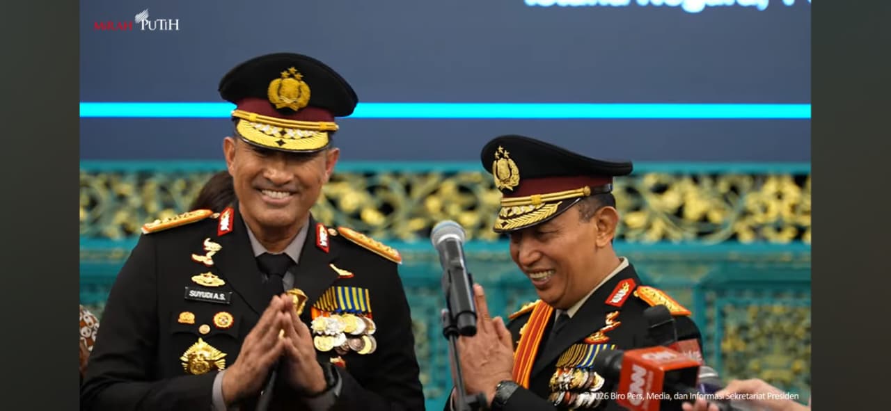 Momen Hangat Kapolri Jendral Suyudi Jabat Erat Pendahulunya Jendral Listyo Sigit sesaat Setelah Pelantikan